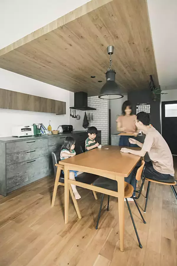 「「家族と家事の真ん中にある、インダストリアルで美しいキッチン」 by Sakkinさん」の画像