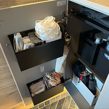 生活感をまるっと隠して美しさをキープ！100均アイテムでつくる扉裏収納