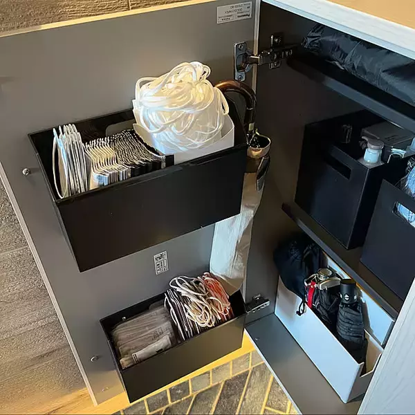 生活感をまるっと隠して美しさをキープ！100均アイテムでつくる扉裏収納