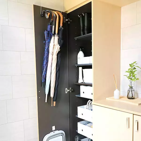 「生活感をまるっと隠して美しさをキープ！100均アイテムでつくる扉裏収納」の画像