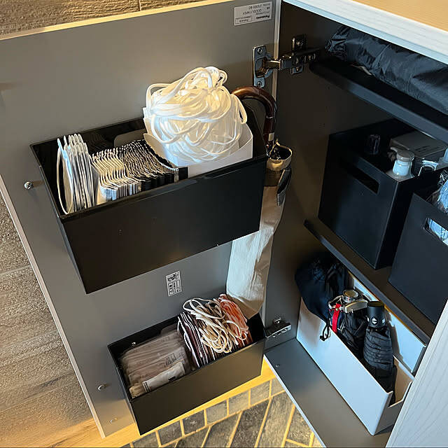 生活感をまるっと隠して美しさをキープ！100均アイテムでつくる扉裏収納