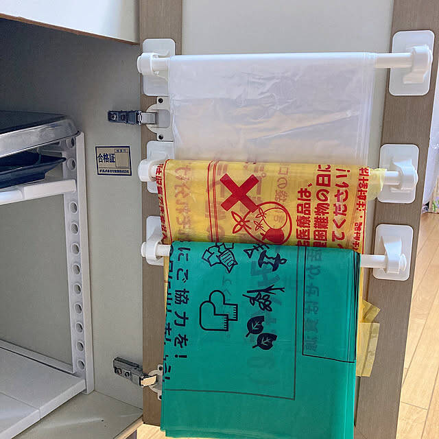 生活感をまるっと隠して美しさをキープ！100均アイテムでつくる扉裏収納