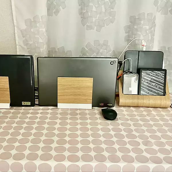 「生活スタイルに合う置き方や収納法が見つかる！ノートパソコンの置き方6選」の画像