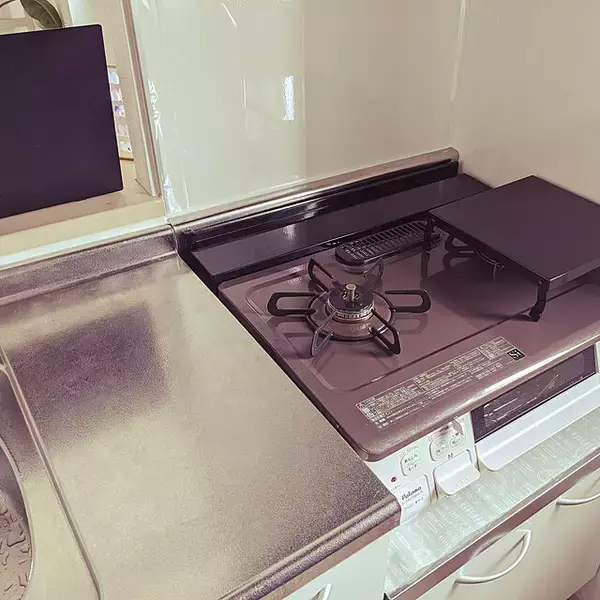 「キッチンスペースを賢く使える！山崎実業のタワー折り畳みガスコンロカバー」の画像