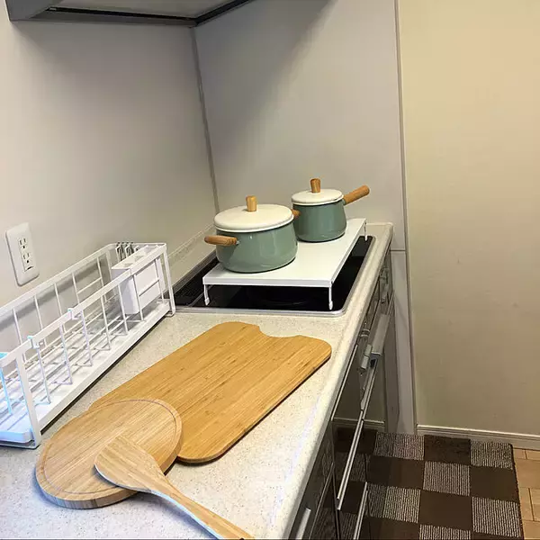 「キッチンスペースを賢く使える！山崎実業のタワー折り畳みガスコンロカバー」の画像