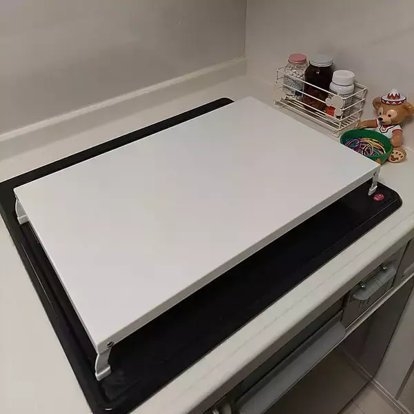 「キッチンスペースを賢く使える！山崎実業のタワー折り畳みガスコンロカバー」の画像