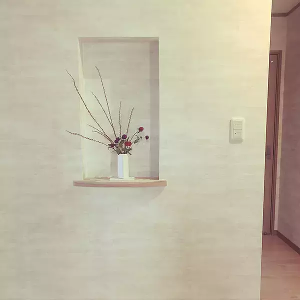 「見るたびに気分が上がるような壁面を作る。ニッチディスプレイのやり方6選」の画像