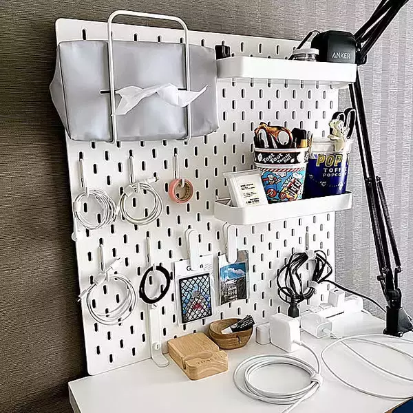 浮かせてすっきり＆インテリアにもなじむ♪IKEAの有孔ボード「スコーディス」を活用した収納実例集