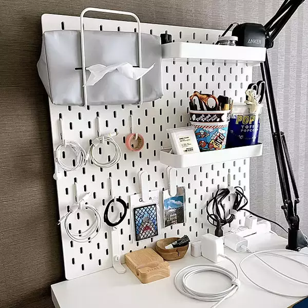 「浮かせてすっきり＆インテリアにもなじむ♪IKEAの有孔ボード「スコーディス」を活用した収納実例集」の画像