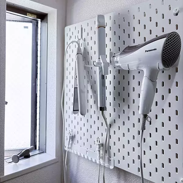 「浮かせてすっきり＆インテリアにもなじむ♪IKEAの有孔ボード「スコーディス」を活用した収納実例集」の画像