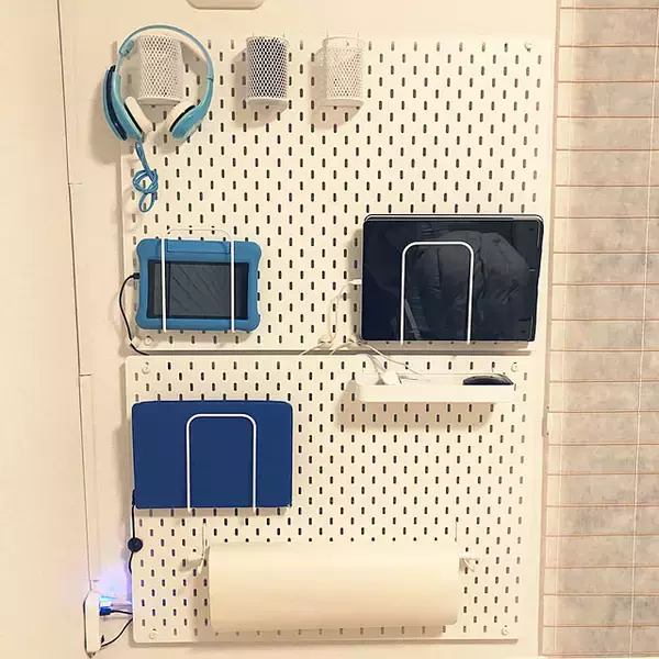 「浮かせてすっきり＆インテリアにもなじむ♪IKEAの有孔ボード「スコーディス」を活用した収納実例集」の画像