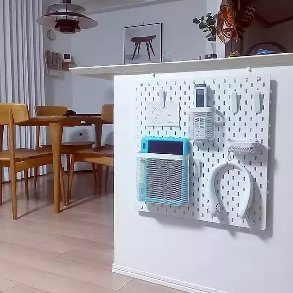 「浮かせてすっきり＆インテリアにもなじむ♪IKEAの有孔ボード「スコーディス」を活用した収納実例集」の画像