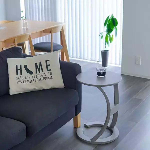 「シンプル派も個性派も♪ソファやベッド周りがもっと快適に、センスも高まるサイドテーブル6選」の画像