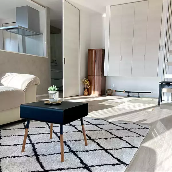 「シンプル派も個性派も♪ソファやベッド周りがもっと快適に、センスも高まるサイドテーブル6選」の画像