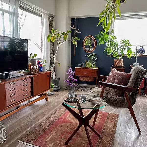 「シンプル派も個性派も♪ソファやベッド周りがもっと快適に、センスも高まるサイドテーブル6選」の画像