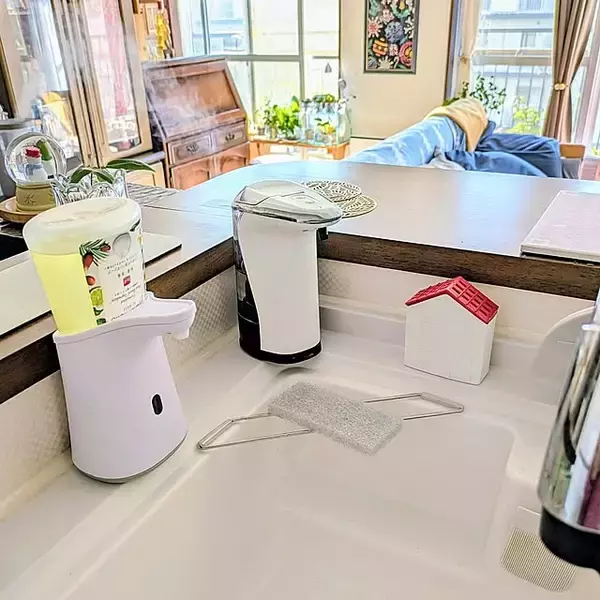 シンクもすっきり♪シンプルで使いやすいキッチンスポンジの置き方