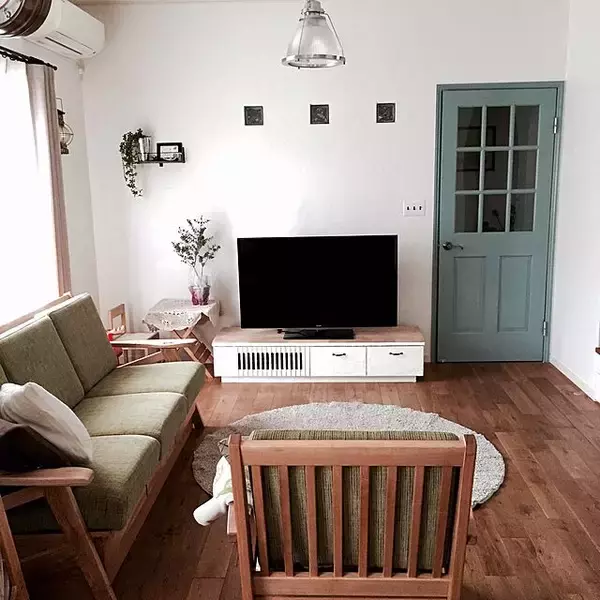 「しっかりした落ち着きを空間に加えてくれる。オーク材があるお部屋」の画像