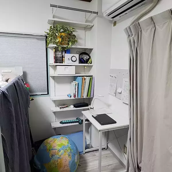 「整った環境で集中力と作業効率を上げる！デスク周りの収納アイデア」の画像