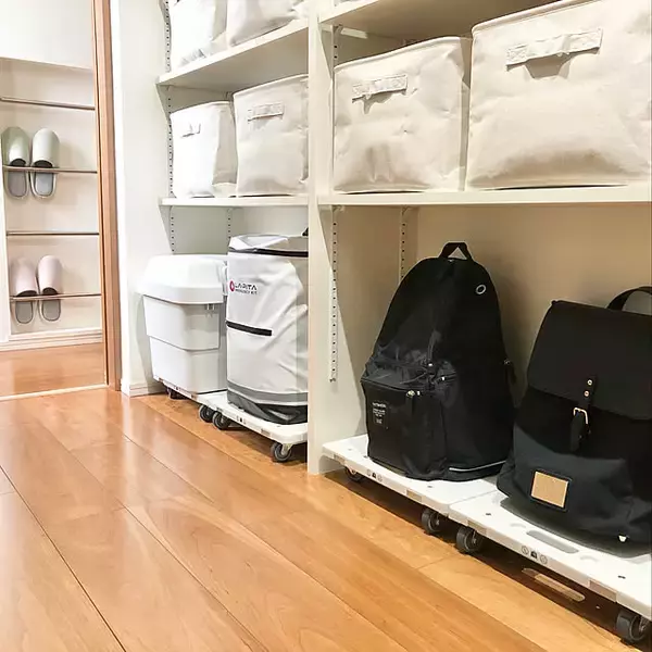 「使い勝手抜群！無印良品の「縦にも横にも連結できるポリプロピレン平台車」」の画像