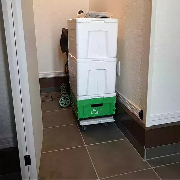 「使い勝手抜群！無印良品の「縦にも横にも連結できるポリプロピレン平台車」」の画像