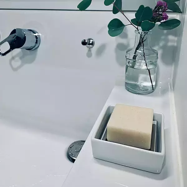 「便利なアイテムを活用して☆溶けずに清潔、掃除も楽になる石けんの置き方6選」の画像