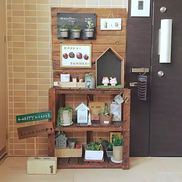 「お家の入り口を華やかに演出♪玄関前でのガーデニングの実例」の画像