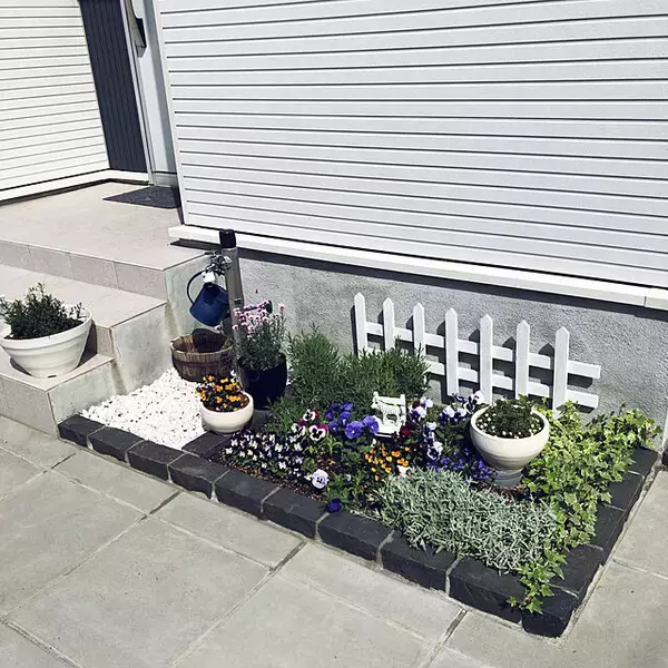 「お家の入り口を華やかに演出♪玄関前でのガーデニングの実例」の画像