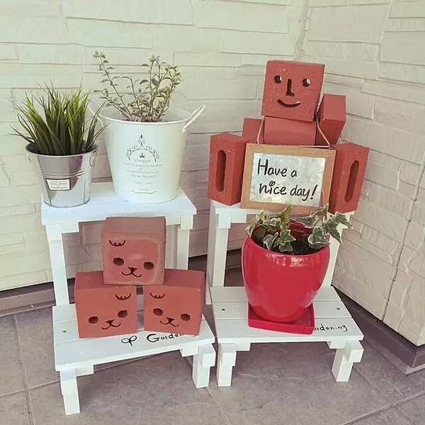 「お家の入り口を華やかに演出♪玄関前でのガーデニングの実例」の画像