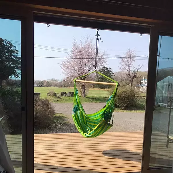 「心地よい揺れに思いきり癒される♡おうち時間の充実におすすめのハンモック」の画像