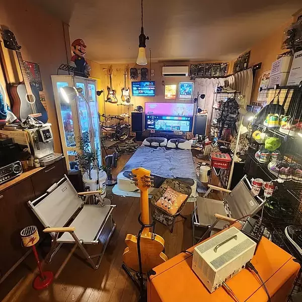 「なつかしさとほっこり感を両立！カラフル＆シンプルな70年代風のインテリア」の画像