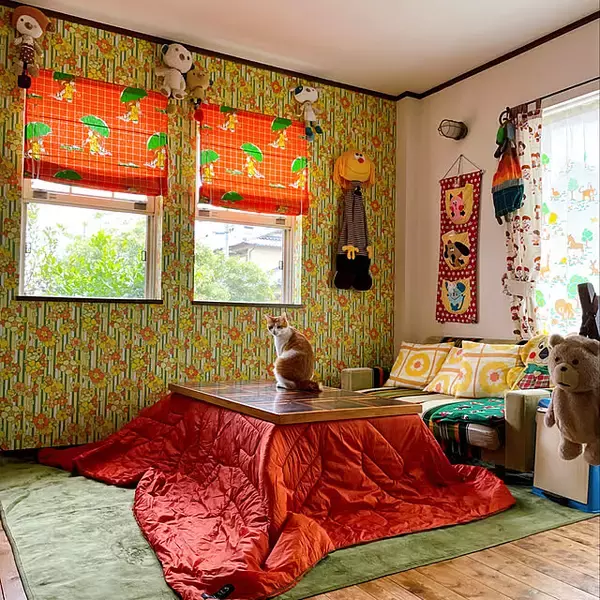 「なつかしさとほっこり感を両立！カラフル＆シンプルな70年代風のインテリア」の画像