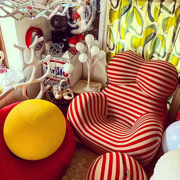 「なつかしさとほっこり感を両立！カラフル＆シンプルな70年代風のインテリア」の画像