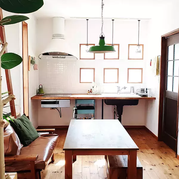 「なつかしさとほっこり感を両立！カラフル＆シンプルな70年代風のインテリア」の画像