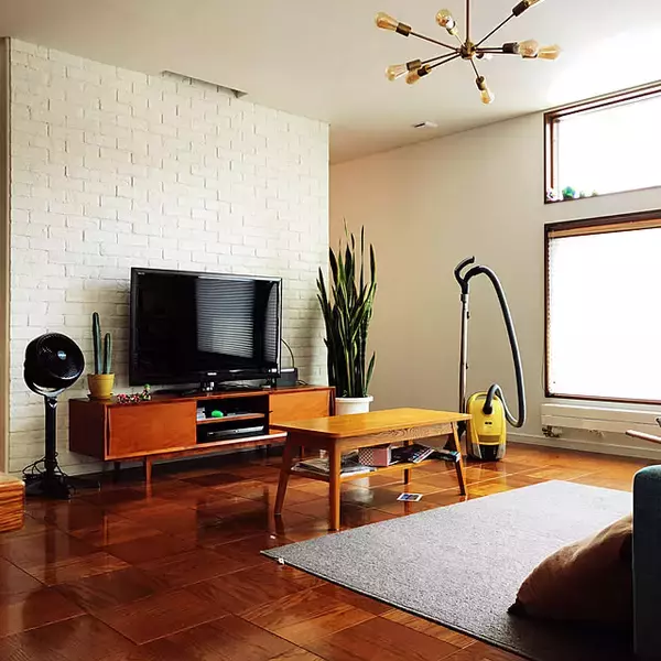 「なつかしさとほっこり感を両立！カラフル＆シンプルな70年代風のインテリア」の画像