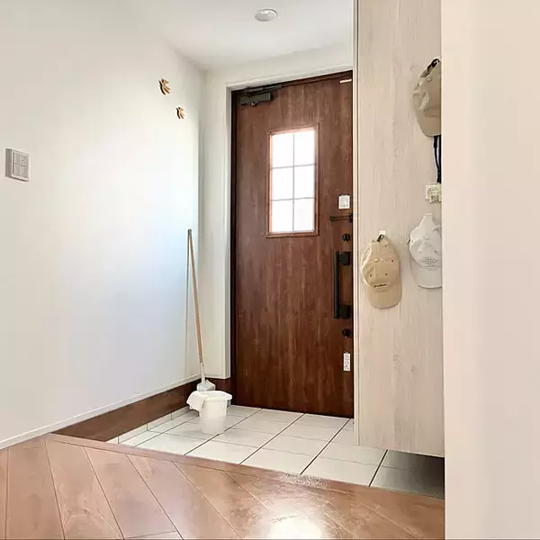 「清潔感アップで第一印象が変わる♪たたきからドアまわりまで整う、玄関の掃除実例」の画像