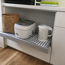 敷くだけで汚れ防止とイメージチェンジができる！セリアの食器棚シート