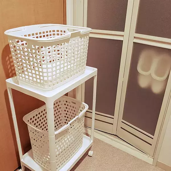 「暮らしになじんで便利に使える♪スペースを活用した洗濯かご置き場の実例10選」の画像