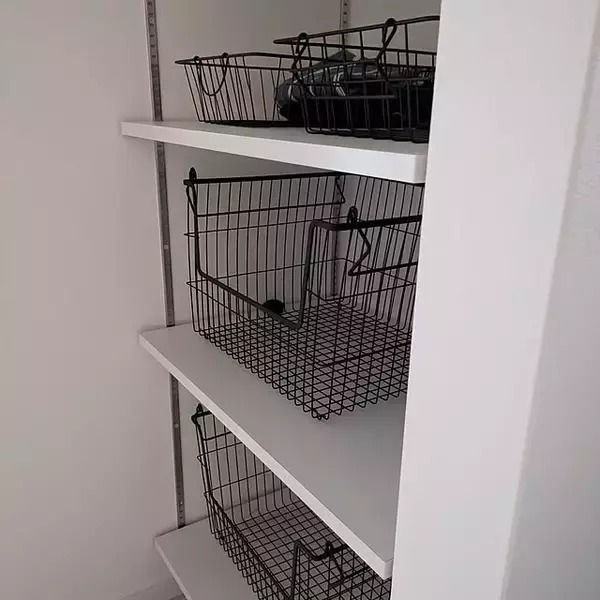 「暮らしになじんで便利に使える♪スペースを活用した洗濯かご置き場の実例10選」の画像