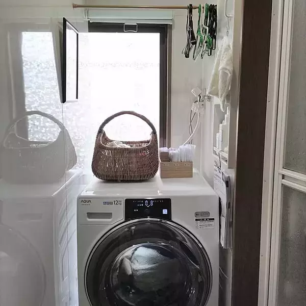 「暮らしになじんで便利に使える♪スペースを活用した洗濯かご置き場の実例10選」の画像