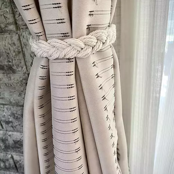 「窓辺をもっとお気に入りに♡自分好みに作るカーテンタッセルのDIYアイデア」の画像
