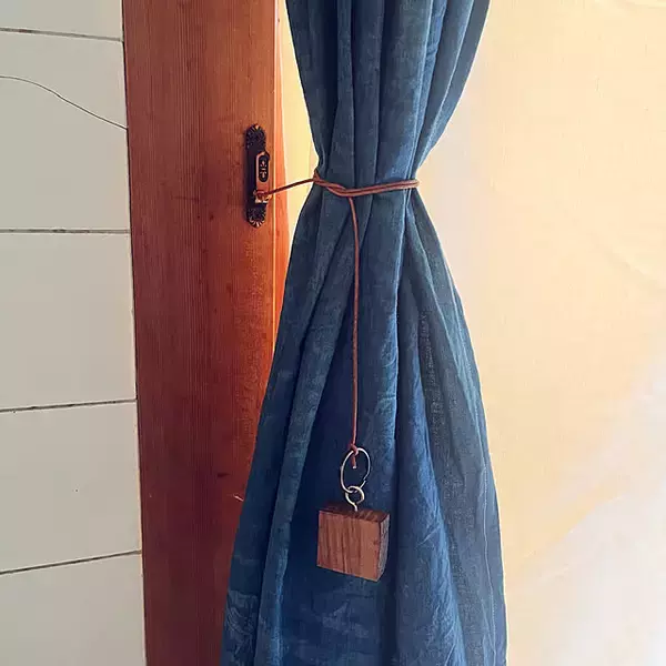 「窓辺をもっとお気に入りに♡自分好みに作るカーテンタッセルのDIYアイデア」の画像