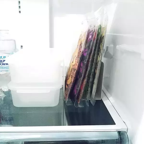 「冷蔵庫が整う！セリアのアイテムで毎日の料理がスムーズになるすっきり収納術」の画像