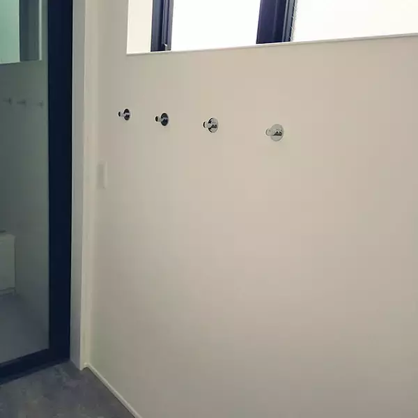 「壁面収納に大活躍！自宅で活用しやすいIKEAのフックアイテム6選」の画像