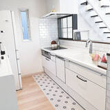 「キッチンの床をピカピカに保つ工夫5選☆「貼る・拭く・防ぐ」でラク」の画像1