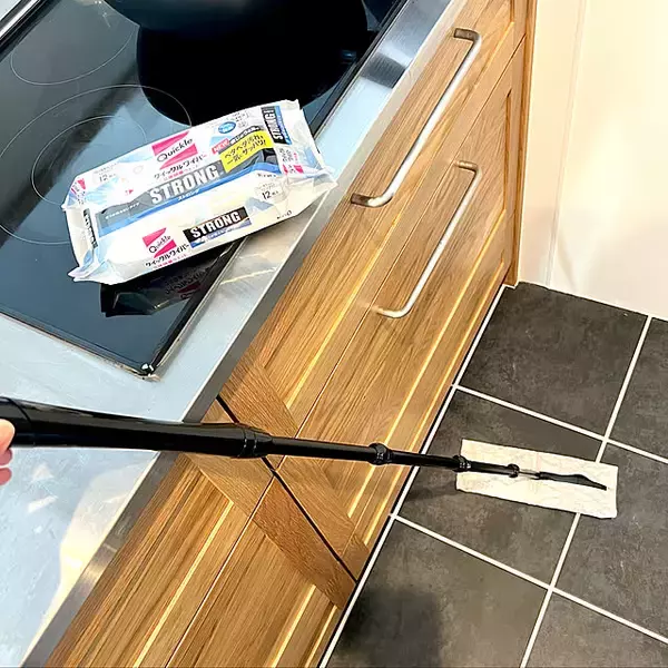 「キッチンの床をピカピカに保つ工夫5選☆「貼る・拭く・防ぐ」でラク」の画像
