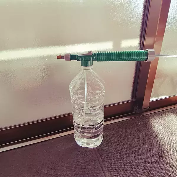「楽に掃除を習慣化！後回しにしがちなサッシやレールの掃除アイデア6選」の画像