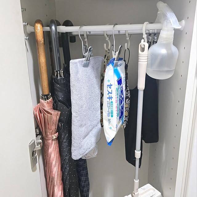 隠してスッキリ＆見せて楽しい♪手に取りやすく作業はかどる掃除道具の収納アイデア