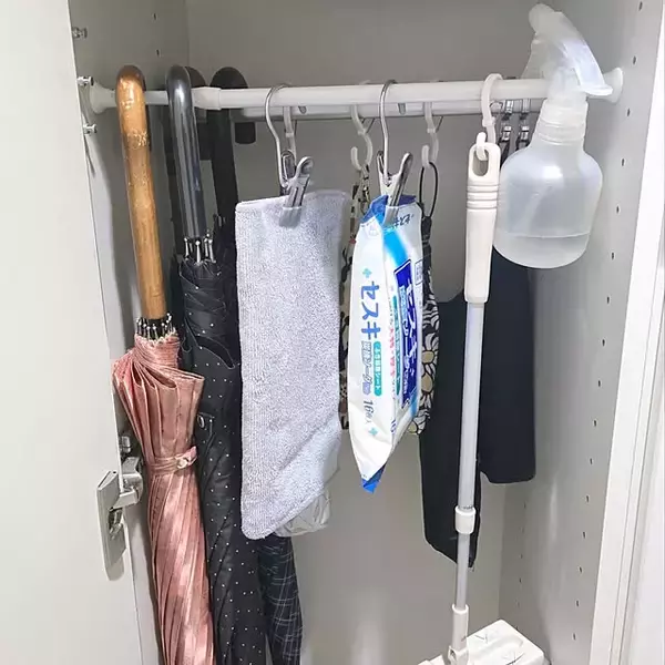 「隠してスッキリ＆見せて楽しい♪手に取りやすく作業はかどる掃除道具の収納アイデア」の画像