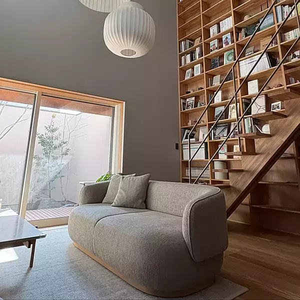 「読書好きさん必見の収納アイデア♪お部屋にも暮らしにもしっくりとなじむ本棚のコーディネート実例」の画像