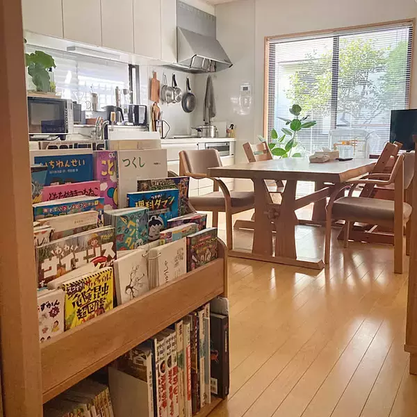 「読書好きさん必見の収納アイデア♪お部屋にも暮らしにもしっくりとなじむ本棚のコーディネート実例」の画像